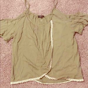 ***NWOT***Lightweight Cold Shoulder Top